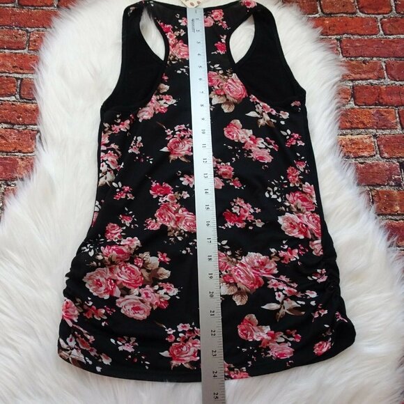 💰3/$25 NWT Free Kisses Tank Top Graphic Floral "Love Your #Selfie"  M - Picture 12 of 12